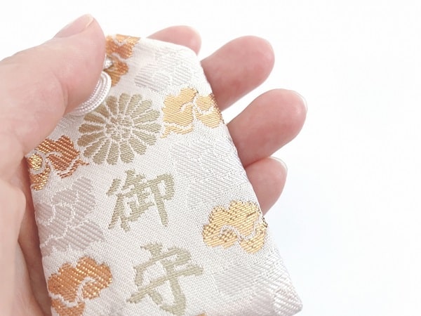お守りを郵送するのは失礼？ご利益はどうなる？友達に送ったり神社に返納する方法、手紙の例文など