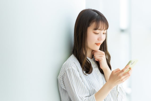 スマホを使う女性