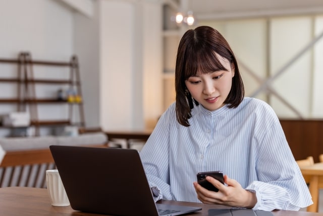 パソコンやスマホを見ている女性