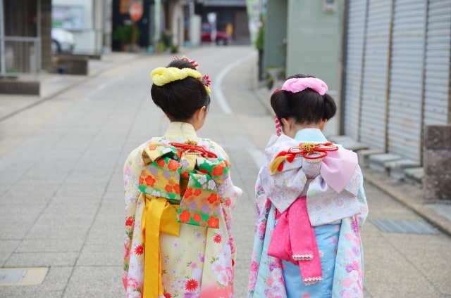 七五三の神社でお参りをする着物の女の子の後ろ姿（毛たぼイメージ）